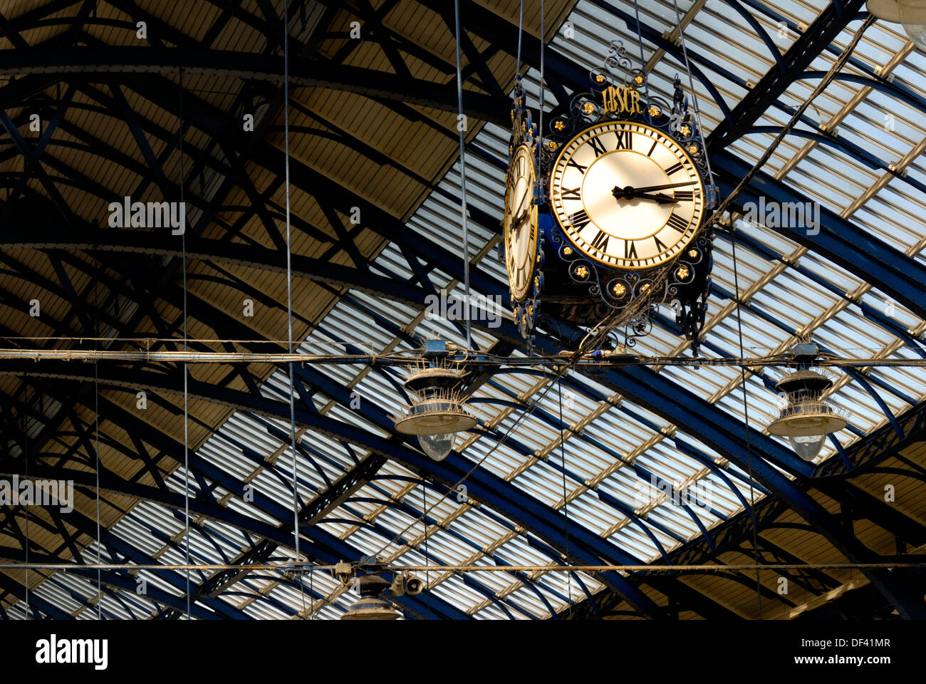 Brighton, East Sussex, Inghilterra, Regno Unito. Stazione ferroviaria di Brighton - Orologio e ferro battuto tetto Foto Stock