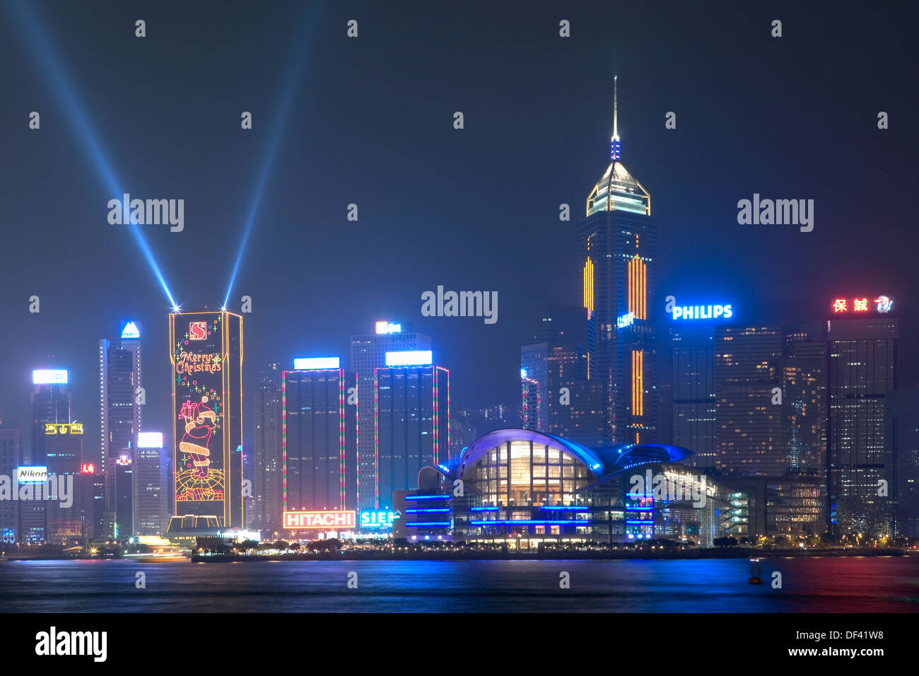 Cina, Hong Kong Island skyline notturno con laser e decorazioni di Natale Foto Stock