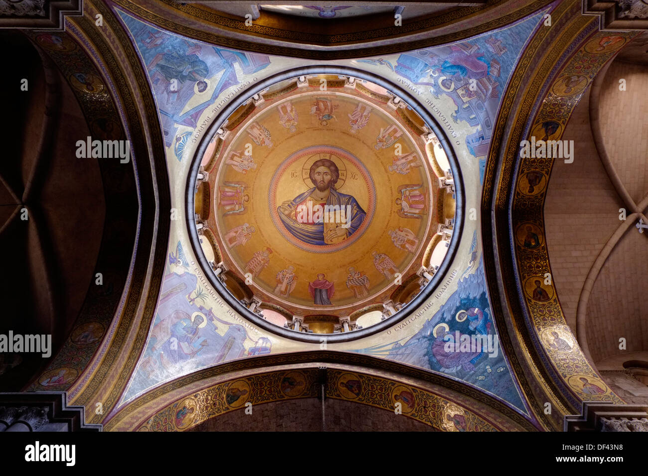 Cristo Pantocratore decora la cupola della Chiesa Ortodossa Greca Catholicum o camera Catholicon presso il Santo Sepolcro chiesa nel Quartiere Cristiano della Città Vecchia di Gerusalemme Est Israele Foto Stock
