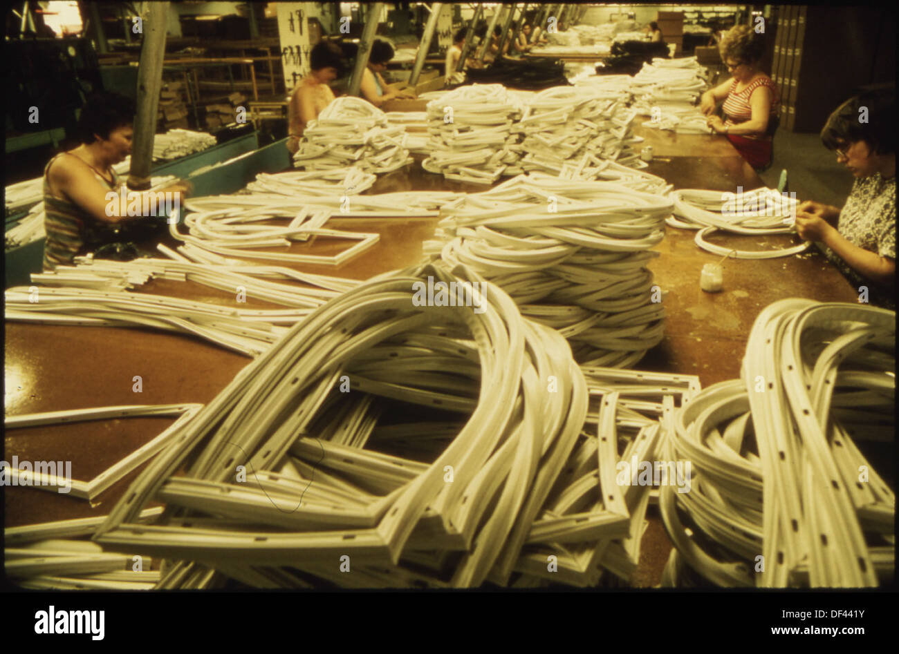 I DIPENDENTI DELLA B.F. GOODRICH CO., lavorare su magnetico le guarnizioni di tenuta della porta per varie marche di frigoriferi. L'impresa impiega... 558377 Foto Stock