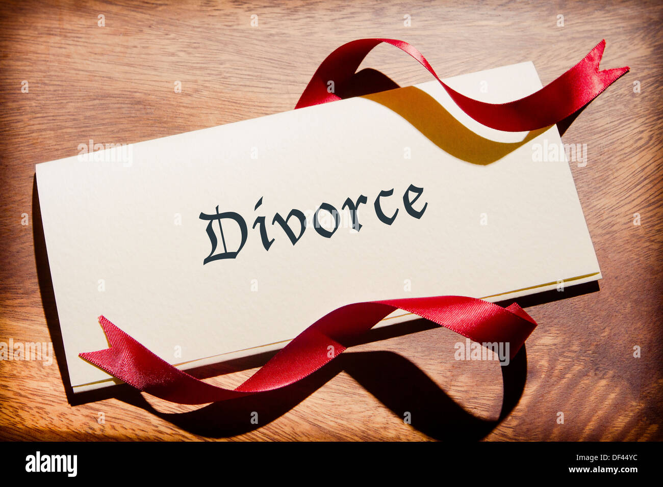 Ancora in vita di divorzio documento sulla scrivania in legno Foto Stock