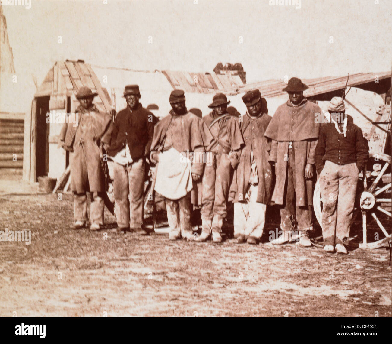 Gruppo di afro-americano di uomini che è scappato la schiavitù e sono entrati a far parte dell'Unione esercito, Ritratto, 1863 Foto Stock