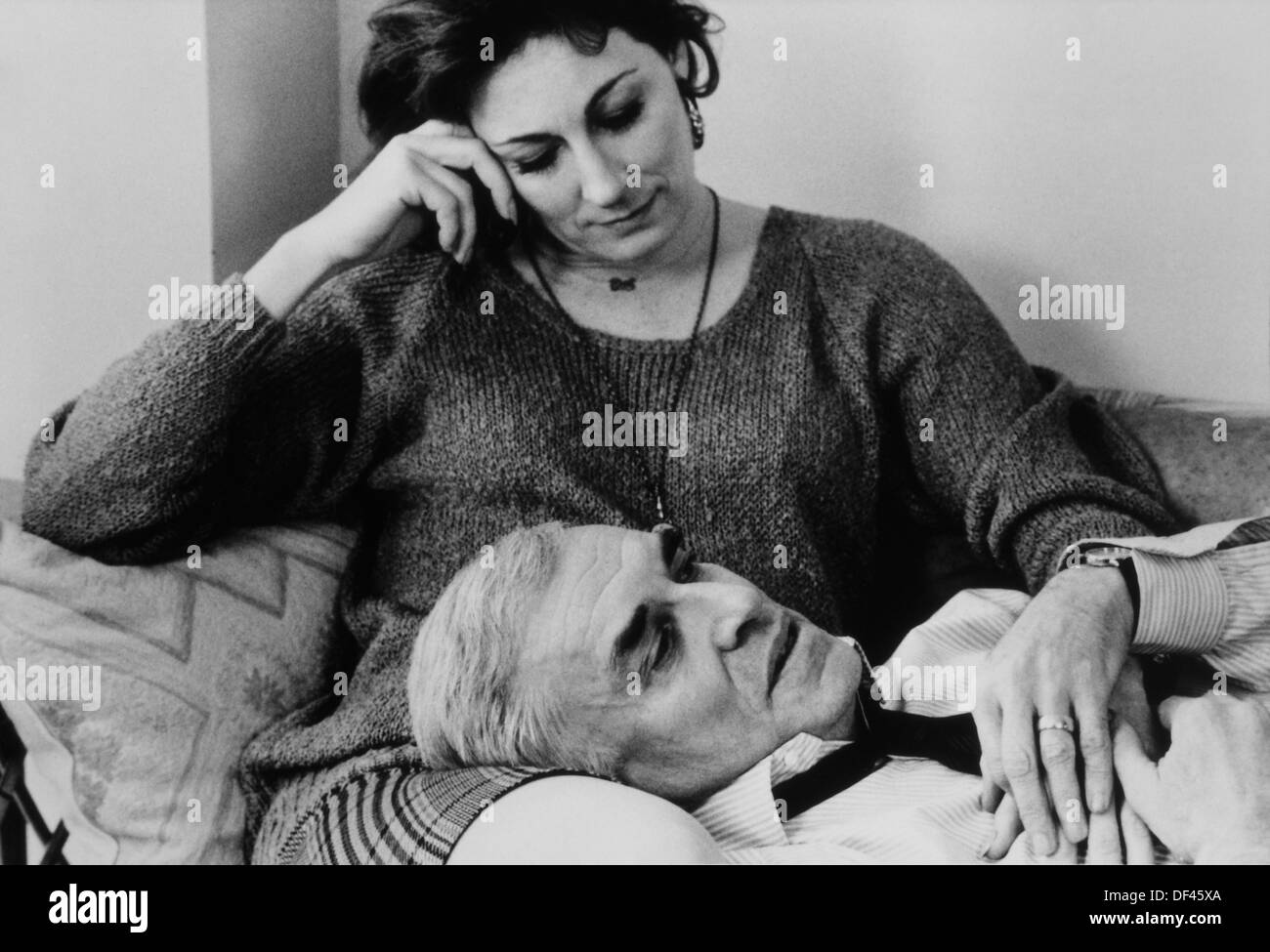 Anjelica Huston e Martin Landau, sul set del film, 'crimini e misdemeanors', 1989 Foto Stock