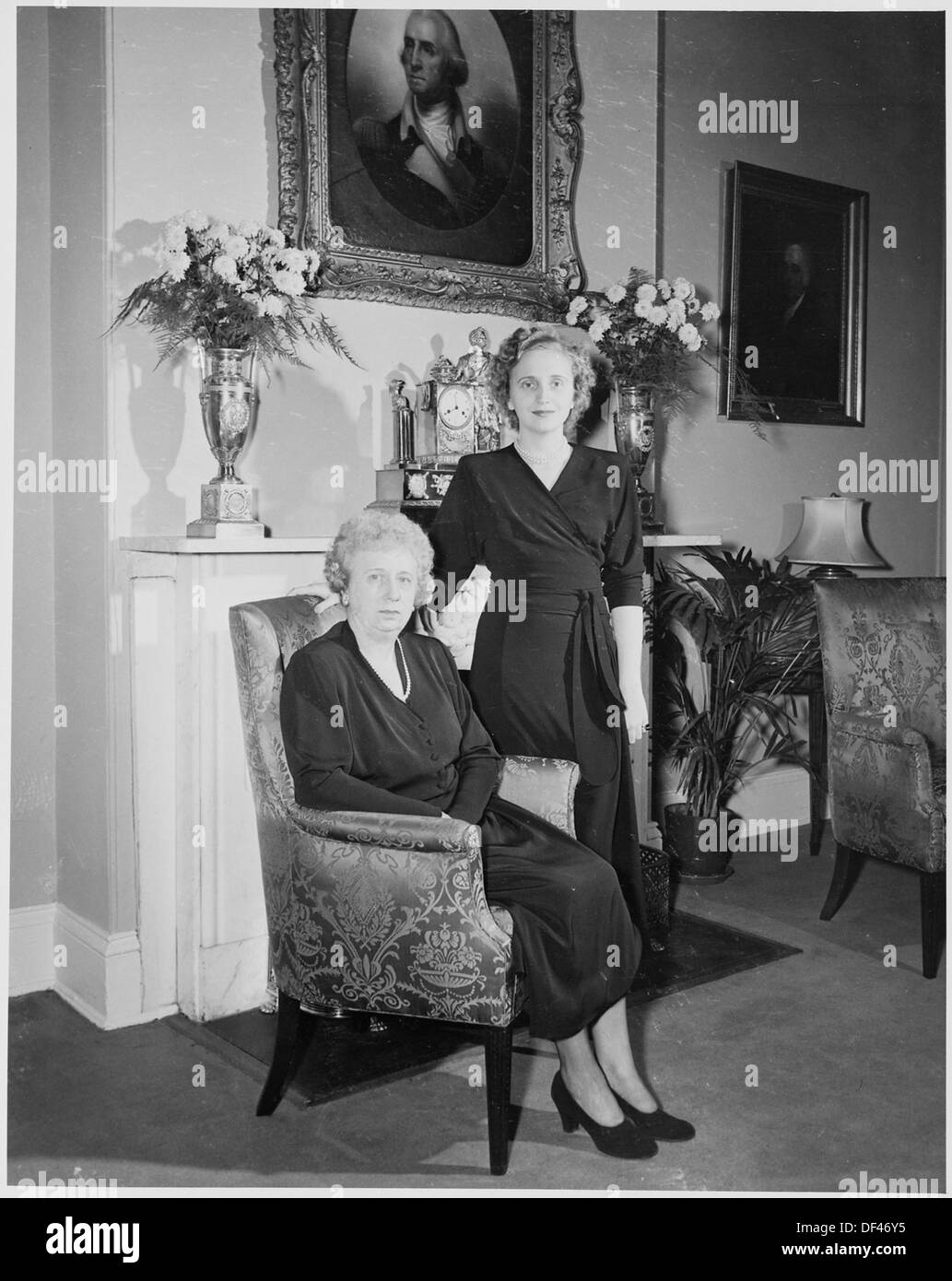 La First Lady Bess Truman pone con la figlia Margherita, per un ritratto fotografare davanti al caminetto a... 200024 Foto Stock