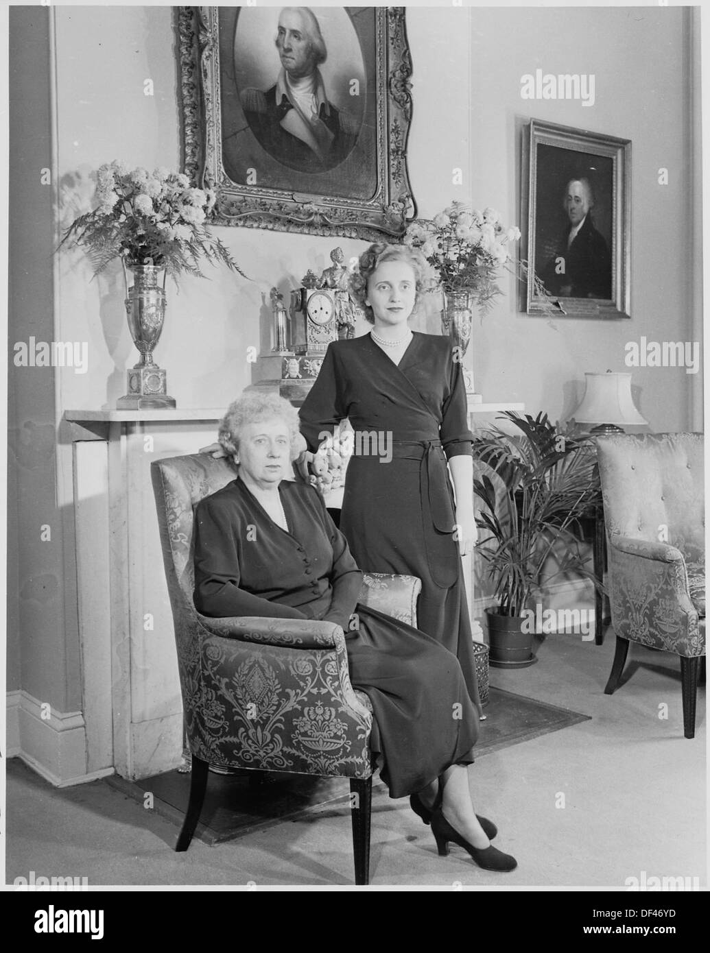 La First Lady Bess Truman pone con la figlia Margherita, di fronte al caminetto a Blair House. 200025 Foto Stock