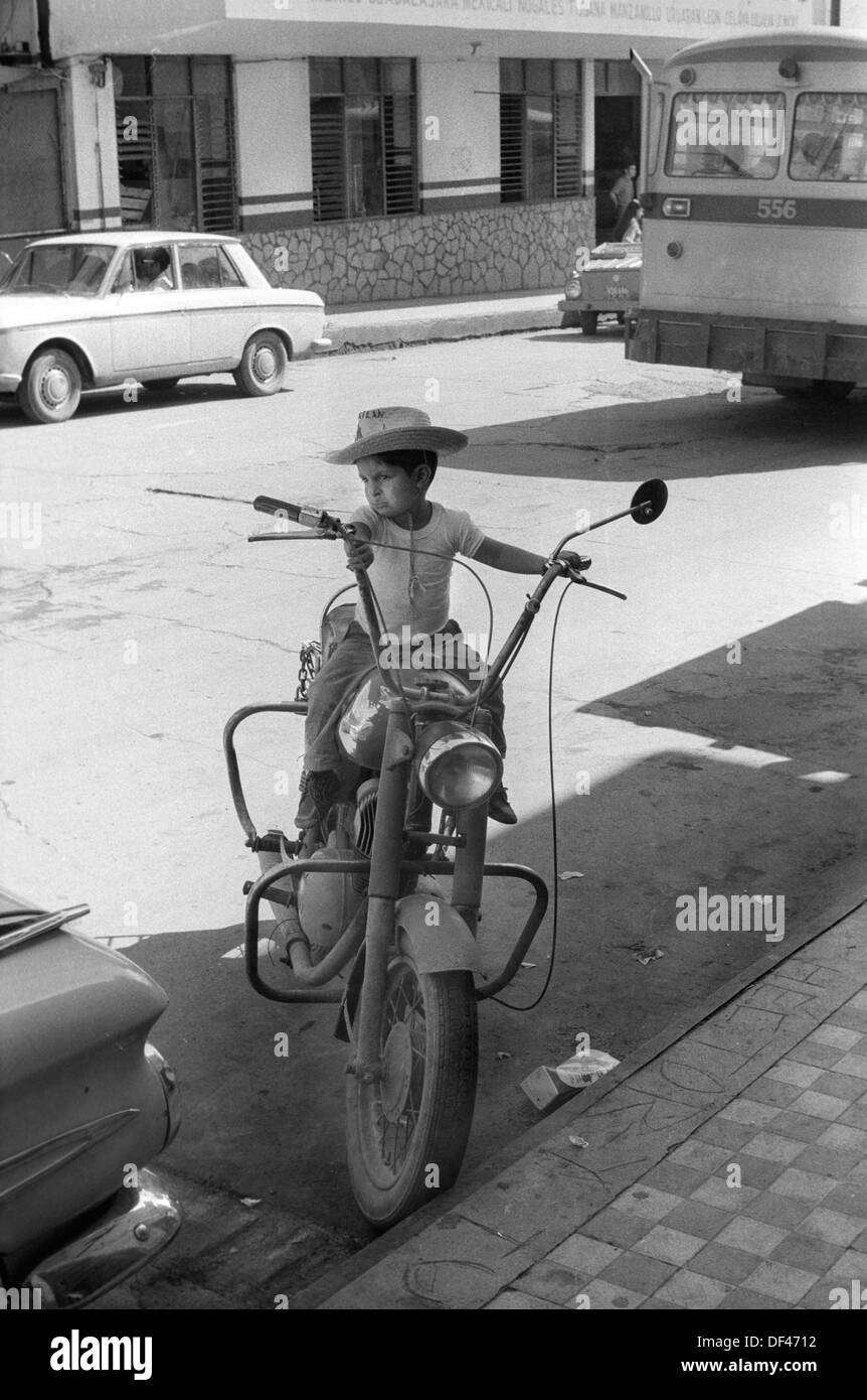 Mazatlan Messico anni '70. Bambino messicano seduto su una moto. 1970 Stato messicano del Sinaloa. HOMER SYKES Foto Stock
