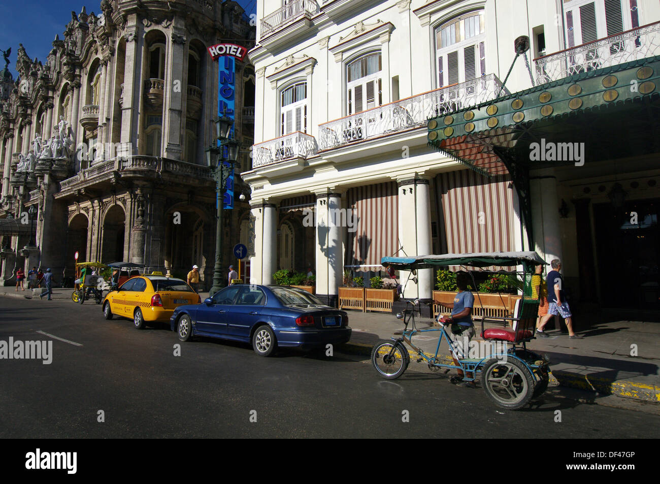 Taxi e bici-taxi parcheggiato di fronte all' Hotel Inglaterra Avana, Cuba Foto Stock