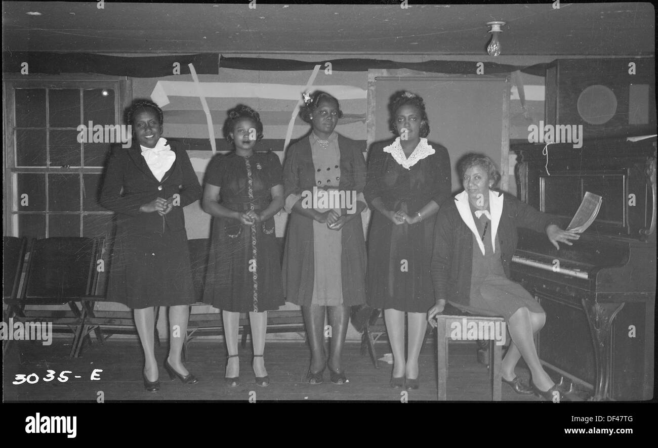 Il Fontana Glee Club è stato un gruppo vocale che si è esibito all'inizio del XX secolo, contribuendo alla vita culturale locale con le loro esibizioni musicali. La loro presenza negli eventi della comunità ha evidenziato il ruolo dei gruppi corali nell'intrattenimento regionale. Foto Stock