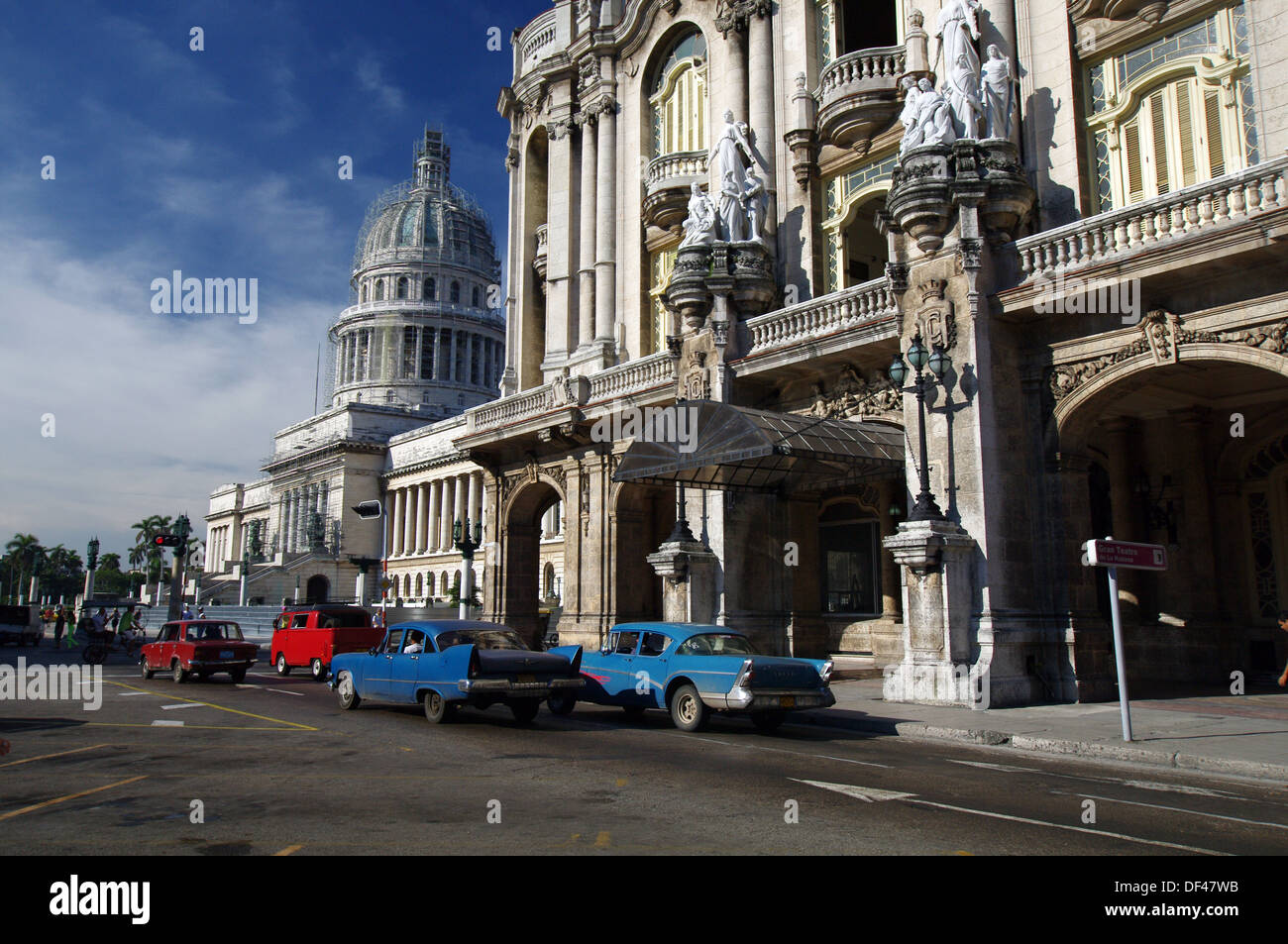 Vecchia auto passando di fronte Capitolio - Havana, Cuba Foto Stock