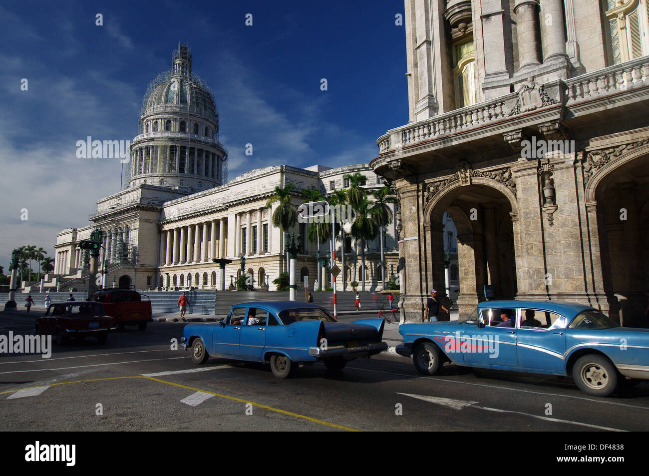 Vecchia auto passando di fronte Capitolio - Havana, Cuba Foto Stock