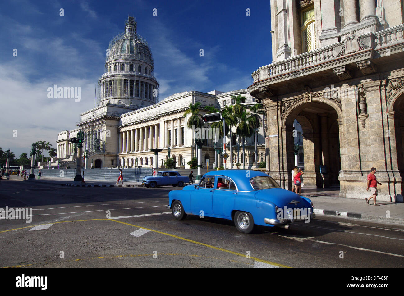 Vecchia auto passando di fronte Capitolio - Havana, Cuba Foto Stock