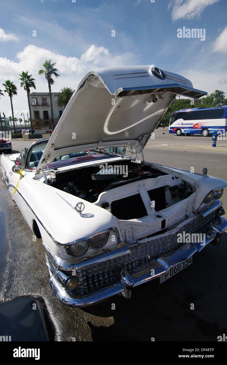 Sotto il cofano di una degli anni cinquanta del secolo Buick - Havana, Cuba Foto Stock