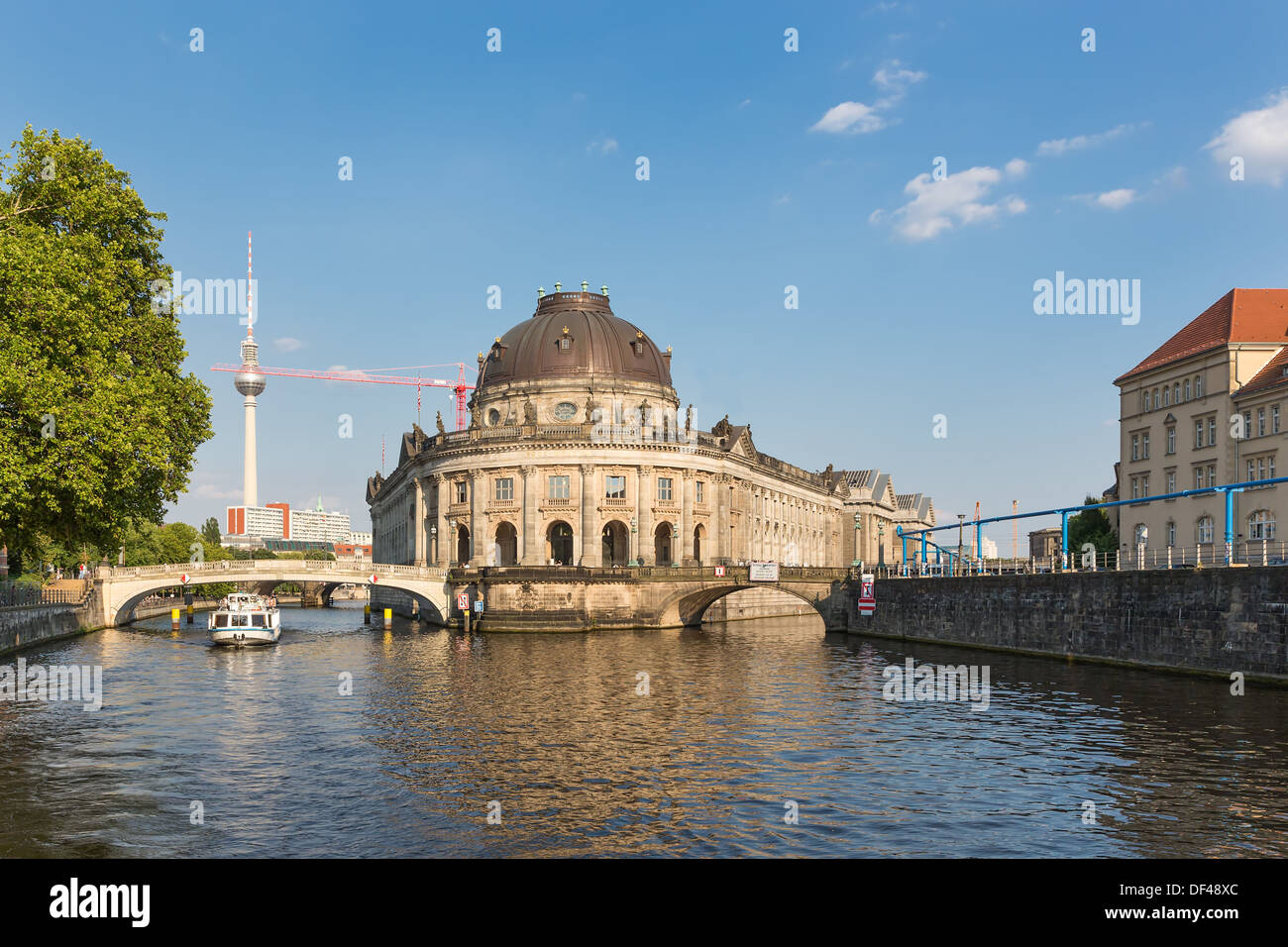 Isola dei musei sul fiume Sprea e Alexanderplatz con la torre della TV nel centro di Berlino, Germania Foto Stock