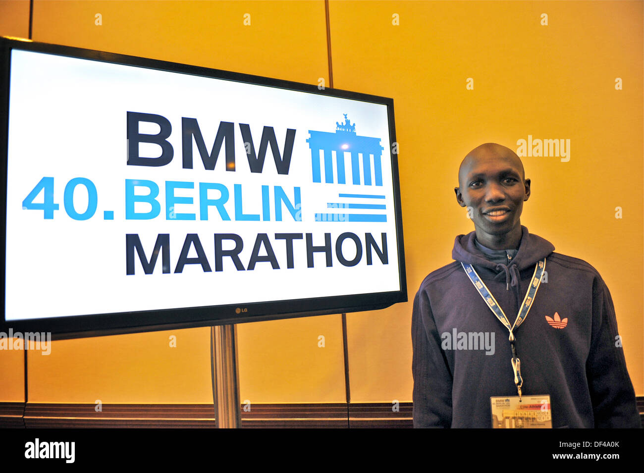 La maratona di Berlino, Berlino, Germania. Il 27 settembre, 2013. Il runner Wilson Kipsang Kiprotich dal Kenya pone di fronte il logo della maratona di Berlino, Berlino, Germania, 27 settembre 2013. Foto: Roland Popp/dpa/Alamy Live News Foto Stock