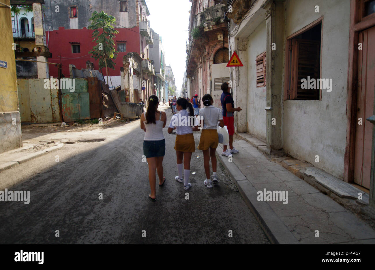 Studentesse in un quartiere più povero di Havana, Cuba Foto Stock