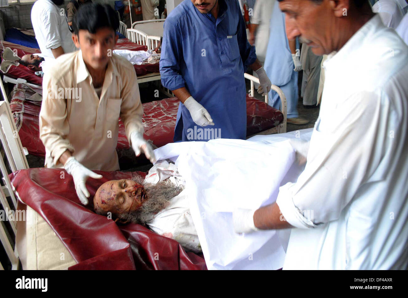 Bomba Blast vittime della strada Charsadda vengono spostate alla Signora Lettura in ospedale per il trattamento, nella città di Peshawar Venerdì, 27 settembre 2013. Circa 19 persone sono state uccise e 44 altri subito lesioni in un'esplosione all'interno di un bus sulla strada Charsadda. L'attacco mirato un bus del segretariato civile dipendenti che stava trasportando circa 60 persone. La bomba è stata collocata nella parte posteriore del bus. Secondo l'eliminazione della bomba squad (BDS), la bomba conteneva circa sei o sette chilogrammi di materiale esplosivo e aveva un dispositivo temporizzato ad esso collegato. L'esplosione è stata così ho... Foto Stock