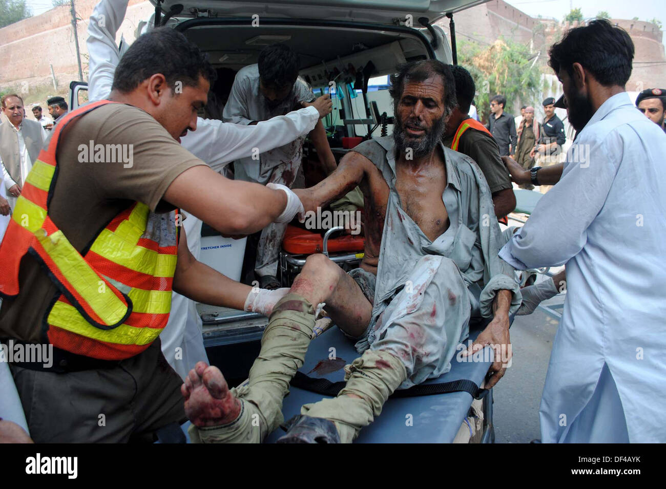 Bomba Blast vittime della strada Charsadda vengono spostate alla Signora Lettura in ospedale per il trattamento, nella città di Peshawar Venerdì, 27 settembre 2013. Circa 19 persone sono state uccise e 44 altri subito lesioni in un'esplosione all'interno di un bus sulla strada Charsadda. L'attacco mirato un bus del segretariato civile dipendenti che stava trasportando circa 60 persone. La bomba è stata collocata nella parte posteriore del bus. Secondo l'eliminazione della bomba squad (BDS), la bomba conteneva circa sei o sette chilogrammi di materiale esplosivo e aveva un dispositivo temporizzato ad esso collegato. L'esplosione è stata così ho... Foto Stock