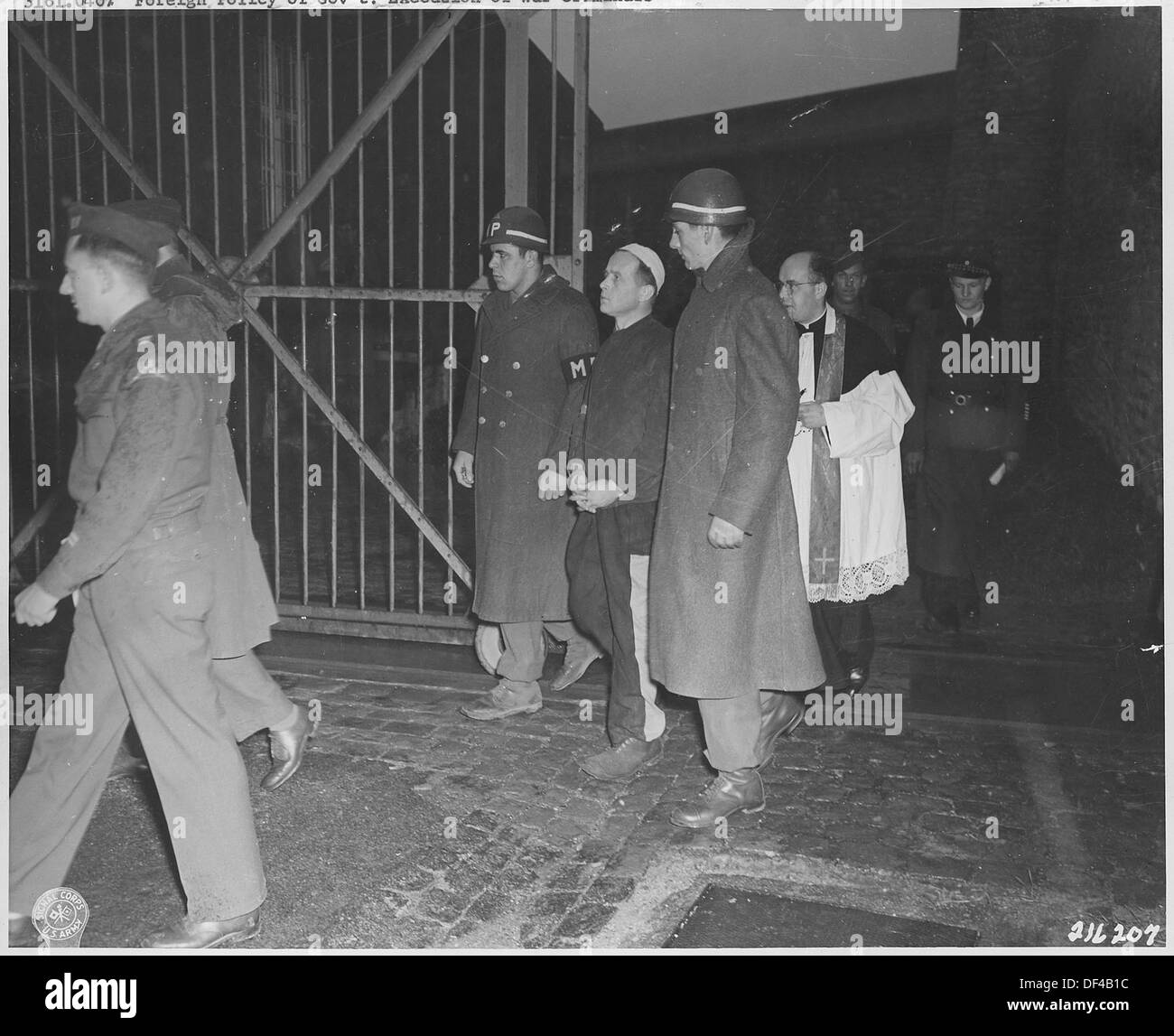 I processi per crimini di guerra tedeschi, svolti a Norimberga e Dachau, furono fondamentali nel perseguire i criminali di guerra nazisti dopo la seconda guerra mondiale. Questi processi rappresentarono un momento significativo nella giustizia globale e nella responsabilità per i crimini di guerra. Foto Stock