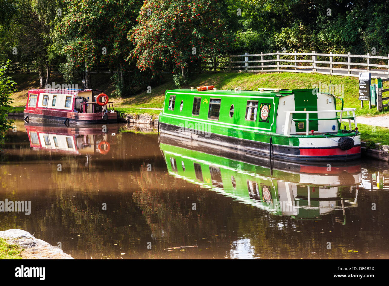 Narrowboats ormeggiate lungo il Monmouthshire e Brecon Canal a serratura Llangynidr nel Parco Nazionale di Brecon Beacons. Foto Stock