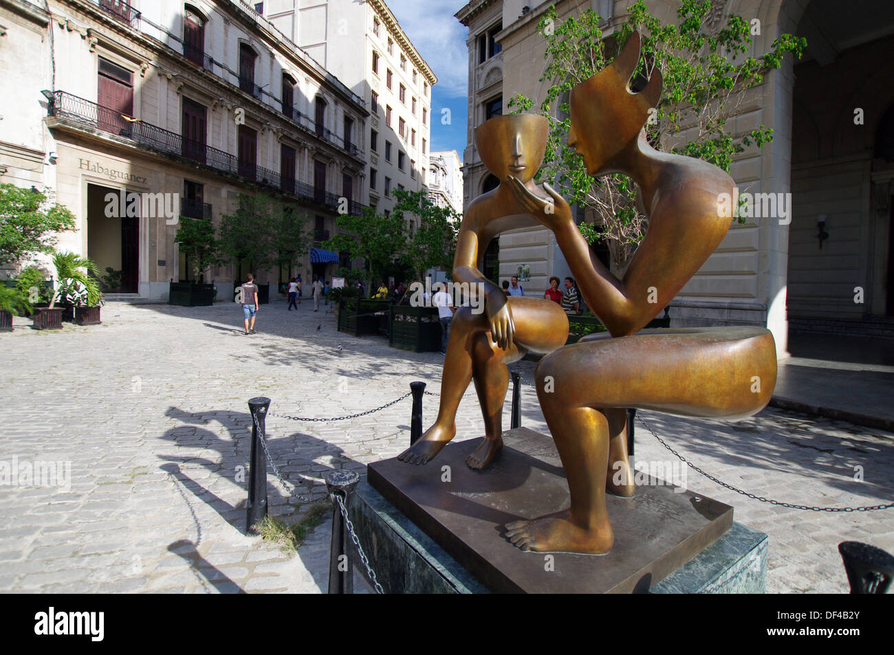 "La Conversacion" da scultore francese Etienne in Plaza de San Francisco - Havana, Cuba Foto Stock