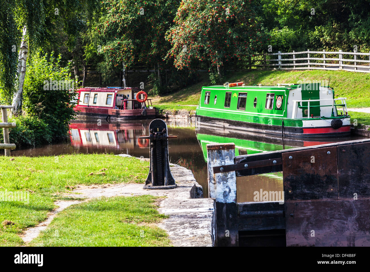 Narrowboats ormeggiate lungo il Monmouthshire e Brecon Canal a serratura Llangynidr nel Parco Nazionale di Brecon Beacons. Foto Stock