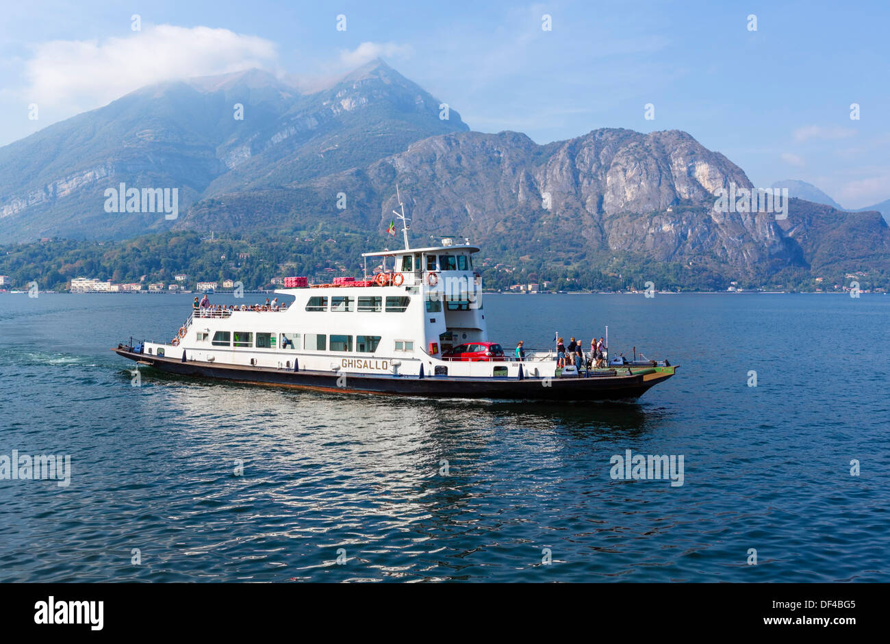 Traghetto per auto avvicinando Bellagio, Lago di Como, Lombardia, Italia Foto Stock