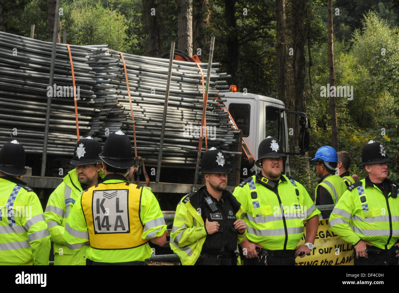 Balcombe, West Sussex, Regno Unito . Il 27 settembre, 2013. La recinzione di sicurezza viene caricato e rimossi dal test Cuadrilla sito di perforazione in Balcombe, West Sussex, UK Credit: David Burr/Alamy Live News Foto Stock