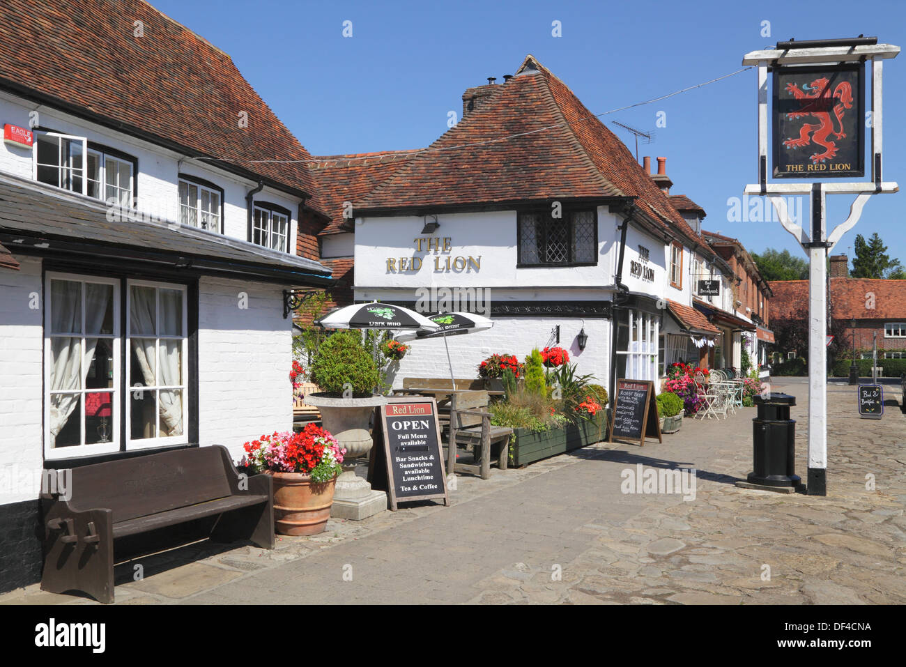 Biddenden, il Pub Red Lion e il Bakehouse sale da tè, Kent England Regno Unito Regno Unito Foto Stock