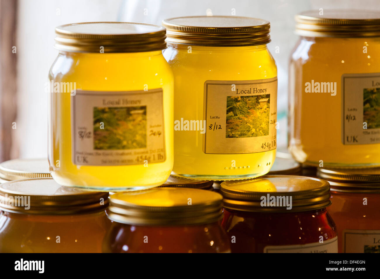 I vasetti di una pila di organico, home miele fatto su un davanzale Foto Stock