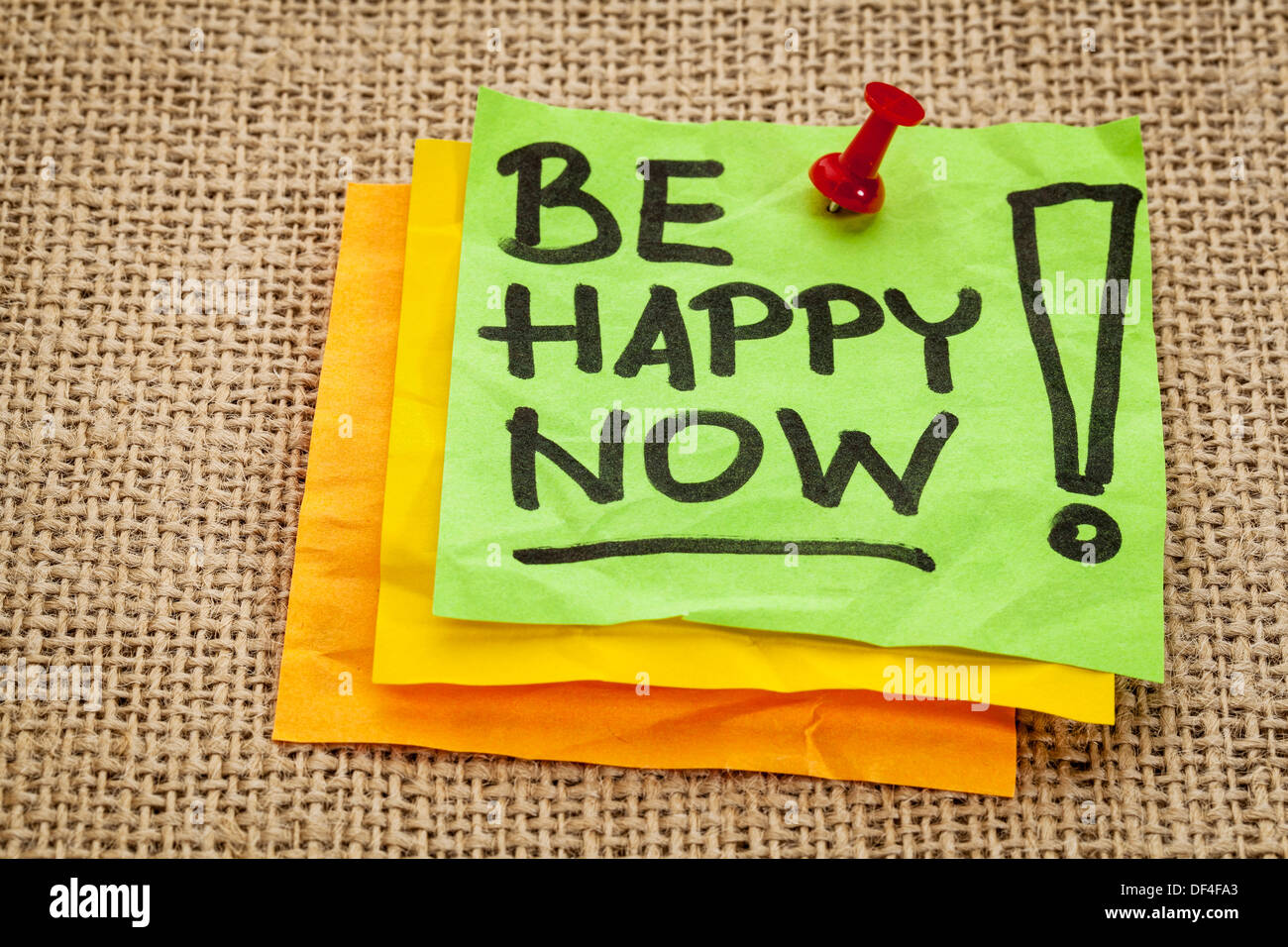 Essere felice ora - motivazione consigli - scrittura su foglietti adesivi Foto Stock