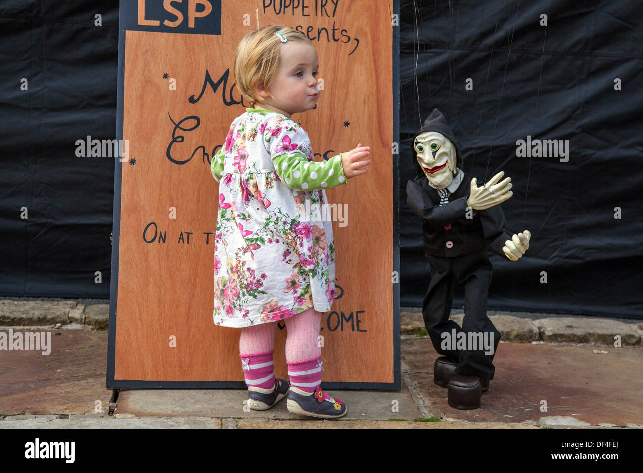 Puppeteers a Skipton Regno Unito. 27 settembre 2013. Festival Internazionale dei Puppet. Daisy le Drew, bambino di 1 anno da Derby al festival internazionale biennale delle marionette di Skipton, con compagnie di controllo del teatro delle marionette provenienti da tutta Europa. Foto Stock