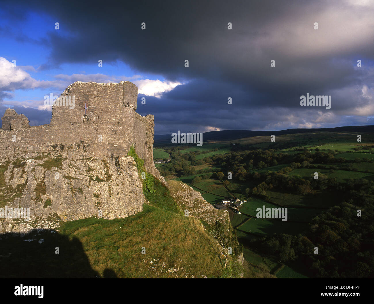 Carreg Cennen Castle in luce drammatica Black Mountain Brecon Beacons vicino a intrappolare Carmarthenshire West Wales UK Foto Stock