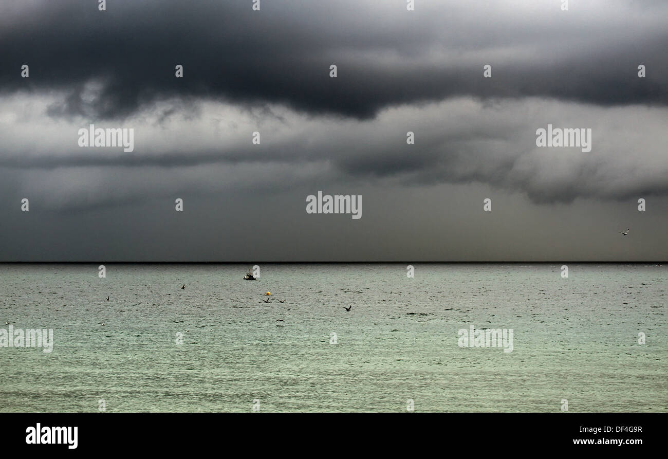 Nero enorme aria di tempesta sul mare Foto Stock