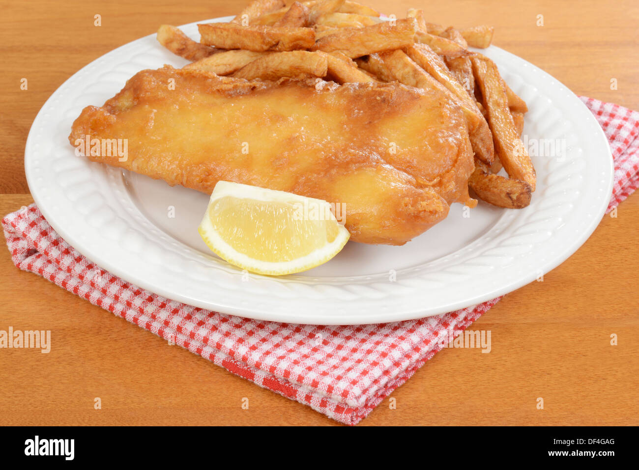 Pesce e patatine fritte con il limone Foto Stock