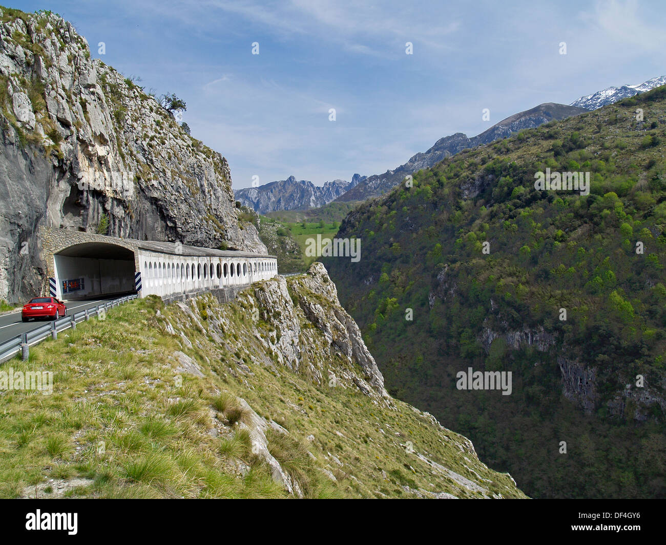 Un tunnel di neve su come 114 nella regione delle Asturie della Spagna Foto Stock
