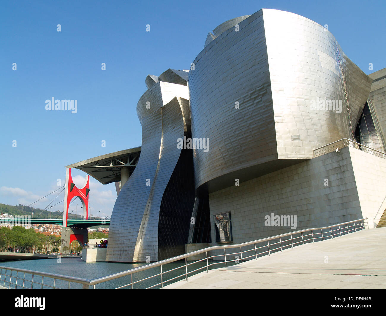 Il grazioso curve del museo Guggenheim, Bilbao,Spagna Foto Stock