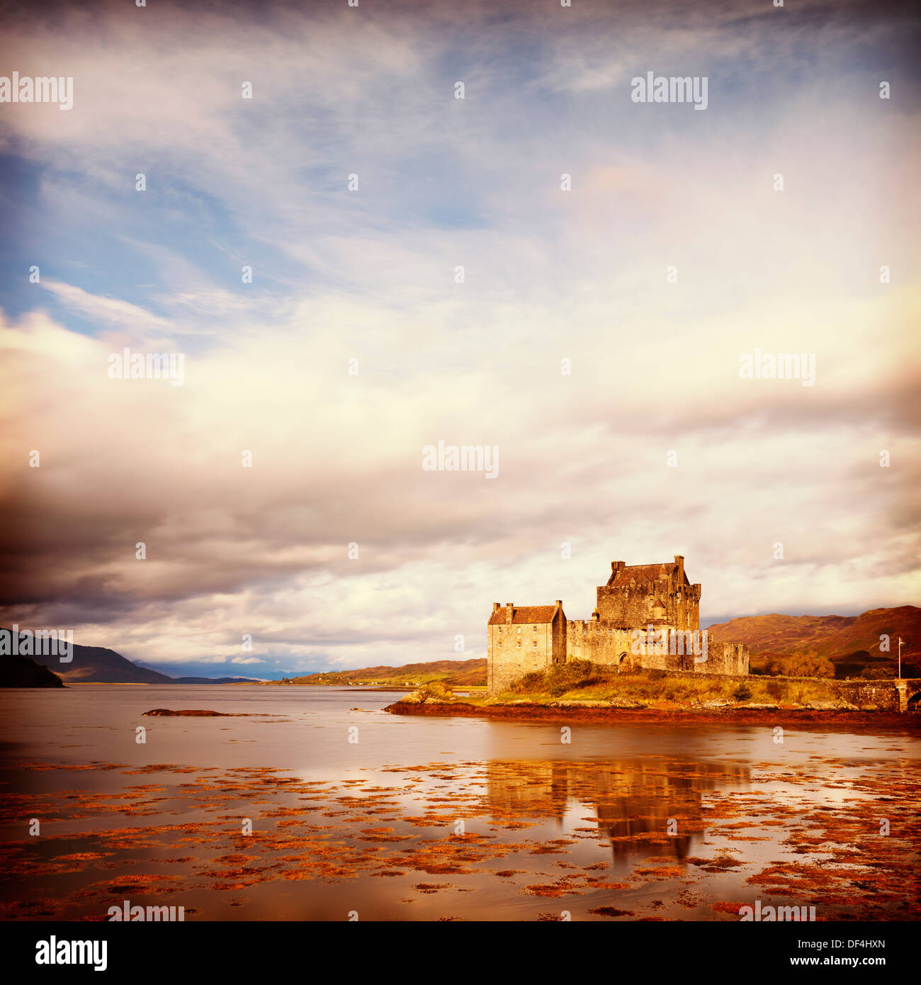 Eilean Donan Castle, Highland, Scozia, è situato in Loch Duich ed è la casa del Clan Macrae. Foto Stock