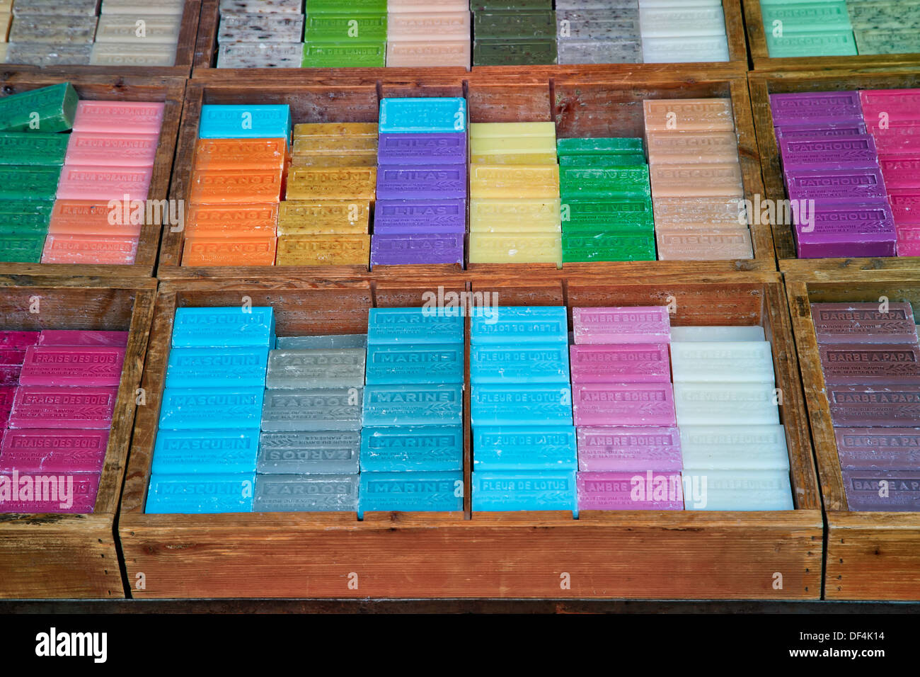 Sapone colorato bar su un mercato in stallo in Francia Foto Stock