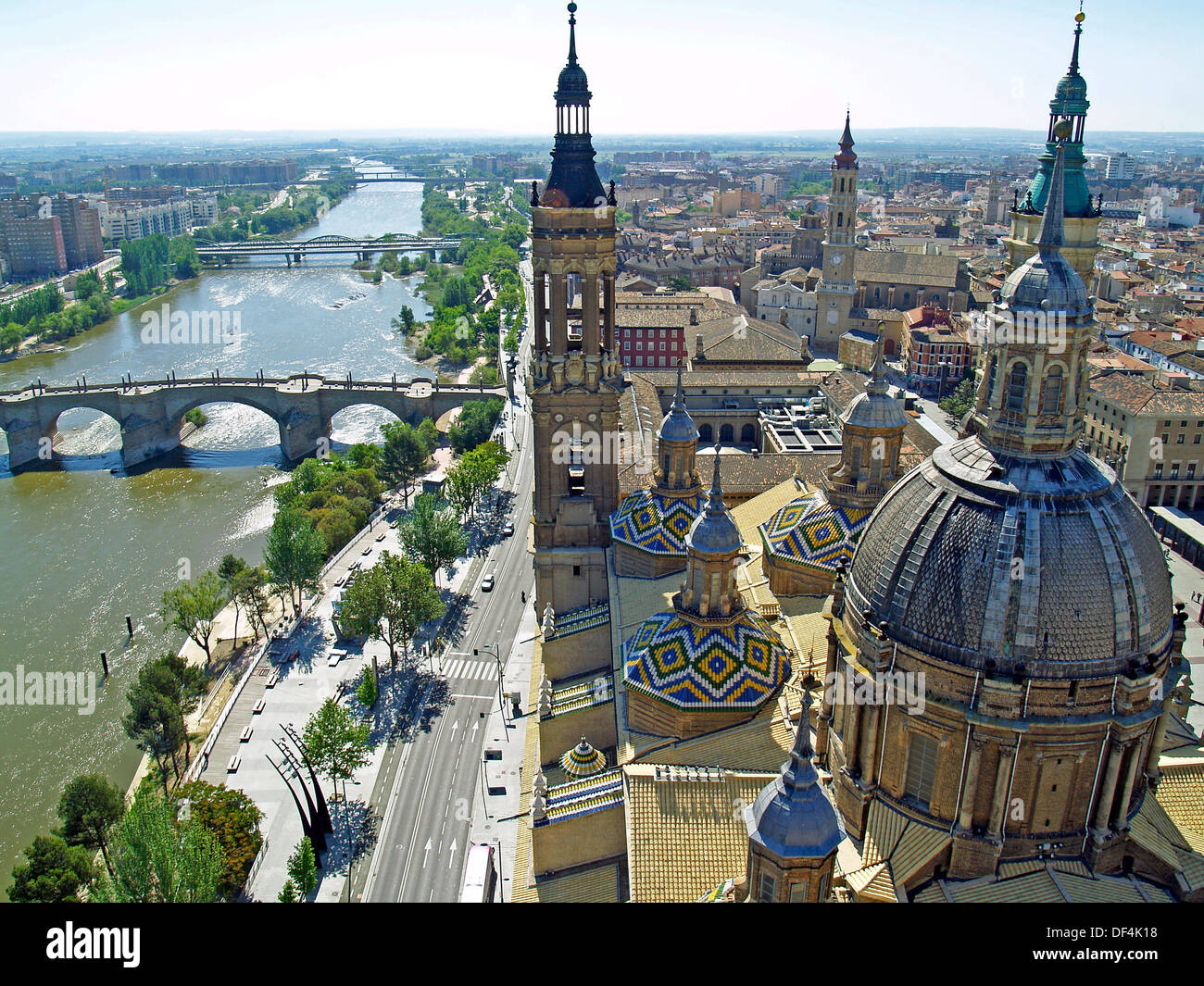 Il fiume Ebro dalla cima della Basilica della Madonna del Pilastro,Zaragoza,Spagna Foto Stock