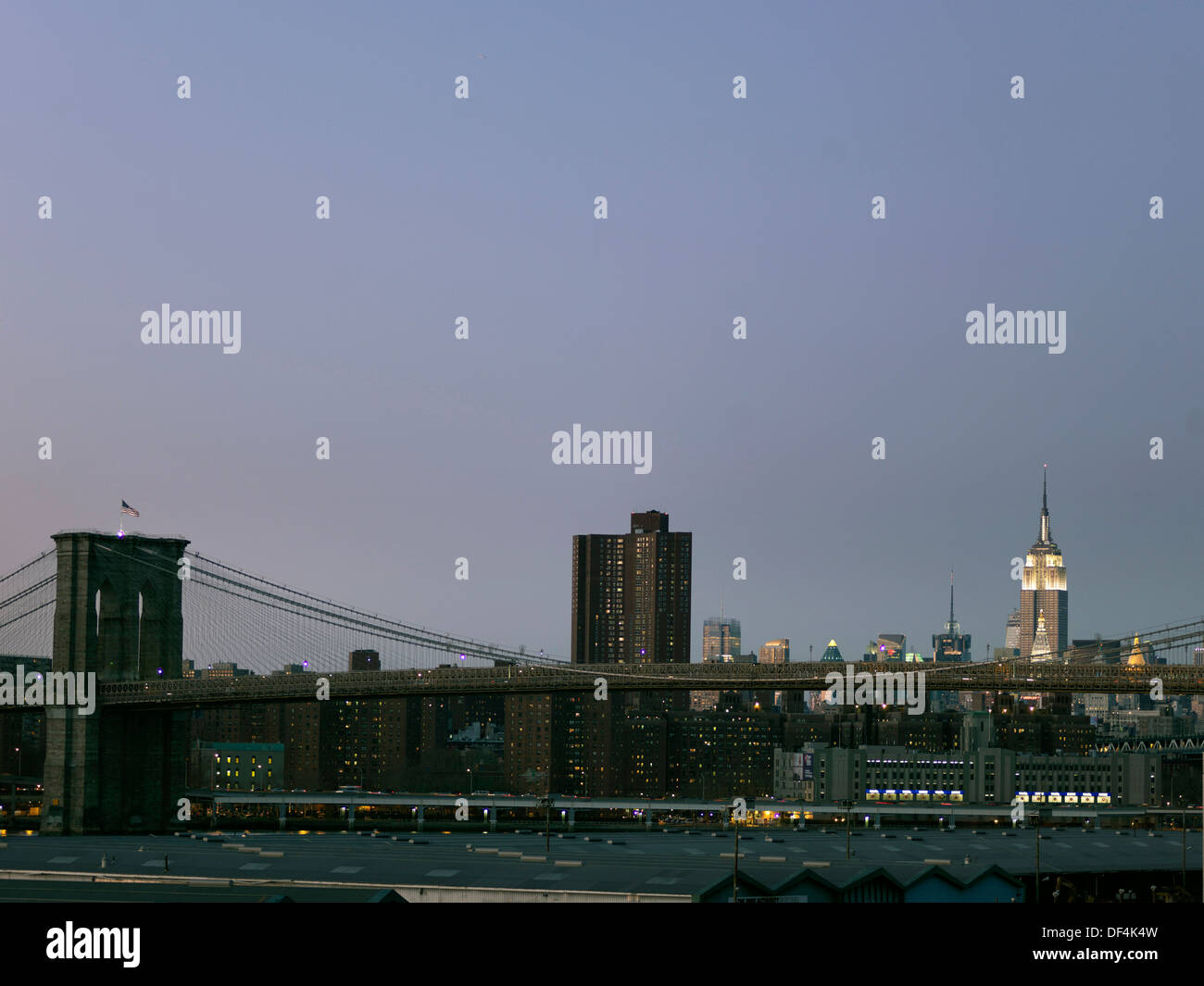 Il Ponte di Brooklyn e Empire State Building al crepuscolo, New York City, Stati Uniti d'America Foto Stock