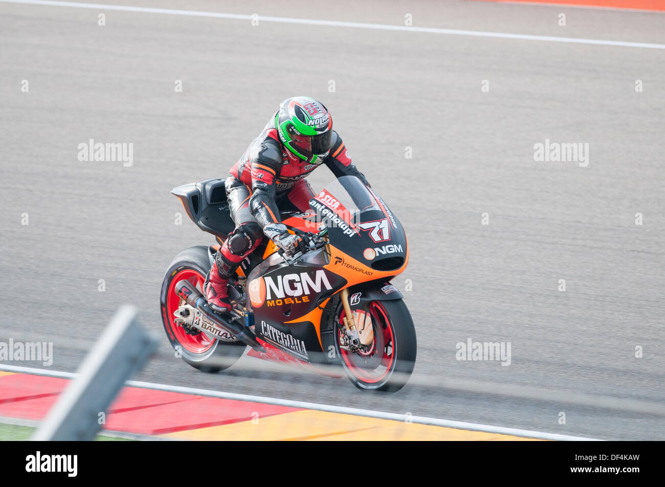 Teruel, Spagna. Il 27 settembre, 2013. Il pilota italiano, Claudio Corti, 26, tenta di ottenere un buon risultato in libera pratica1 in Aragona Motogp grand prix, nel circuito di Alcaniz in Spagna su settembre 27th, 2013 FTR Kawasaki pilota Claudio Corti ha terminato 15 in FP1 nel circuito di Alcaniz, Teruel, Spagna. © José Díez Bey/Alamy Live News Foto Stock