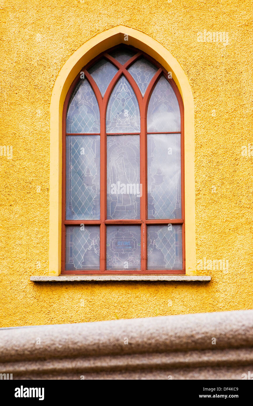 La finestra della chiesa con il vetro macchiato Foto Stock