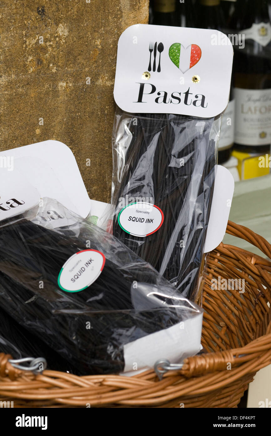 Calamari Pasta di inchiostro in involucro di plastica per la vendita Foto Stock