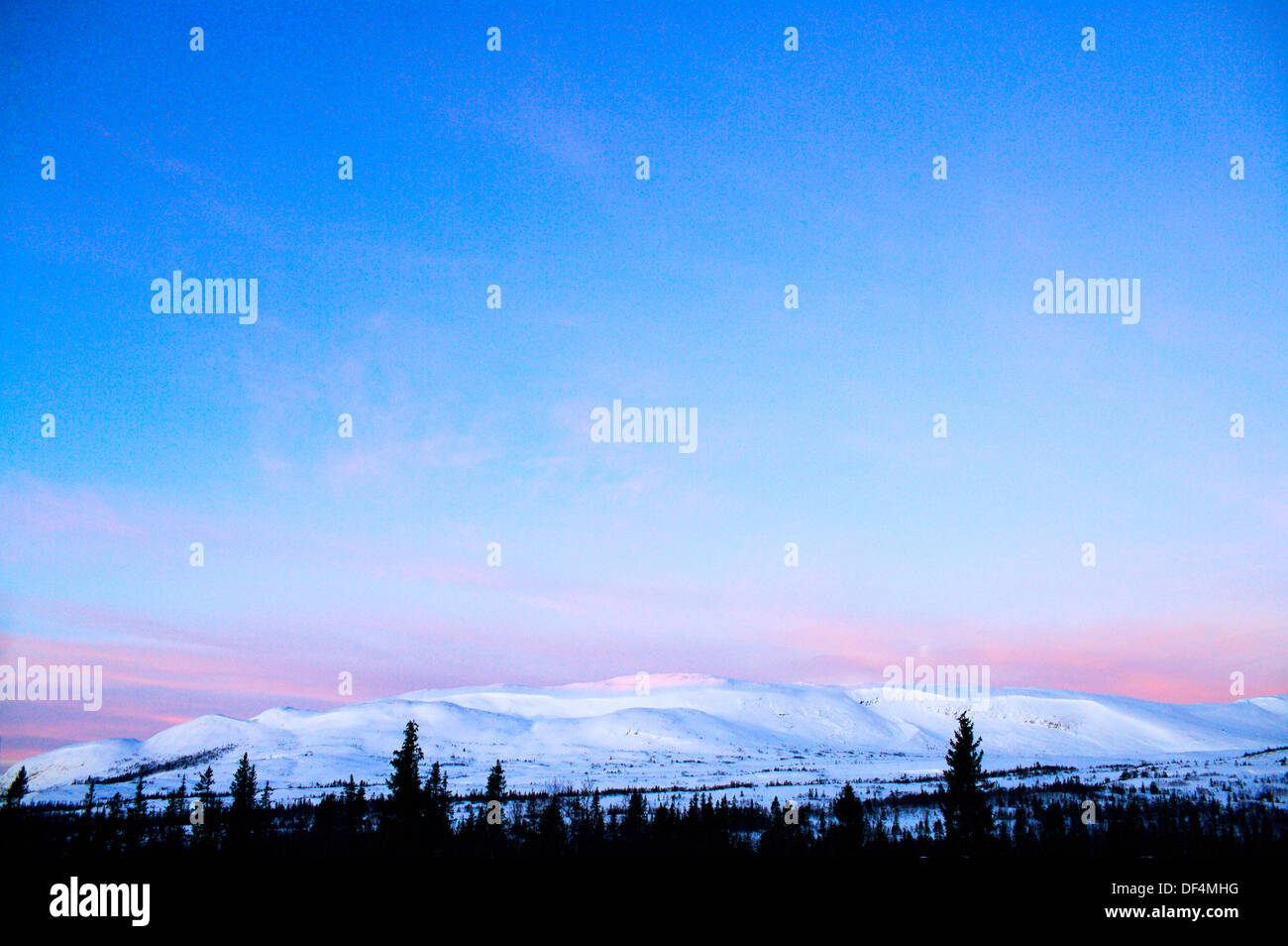 Coperta di neve montagna al tramonto, Svezia Foto Stock
