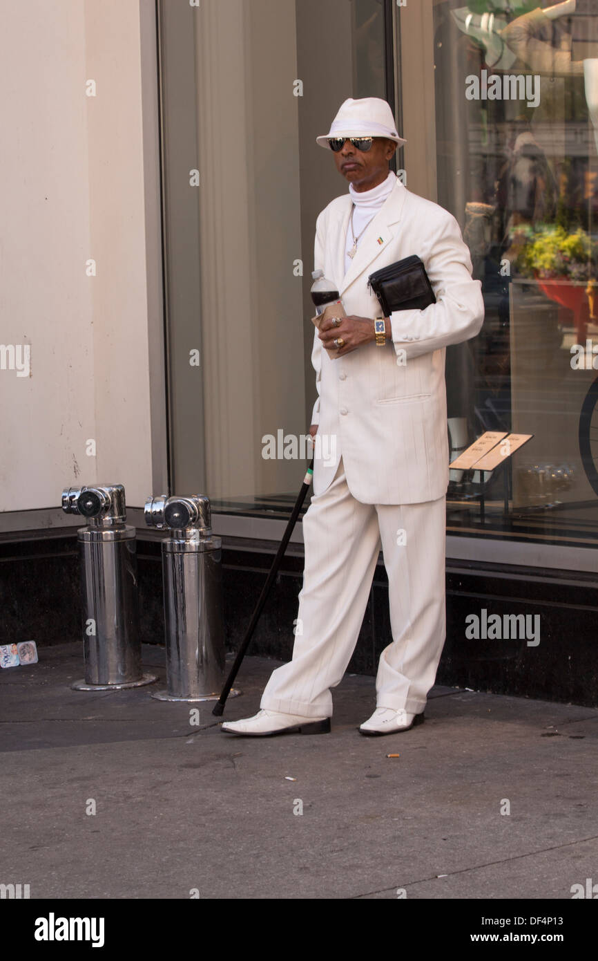 Uomo nero vestito di bianco con la canna da zucchero e cappello bianco e  scarpe di bianco di fronte al Toronto Eaton Centre Foto stock - Alamy
