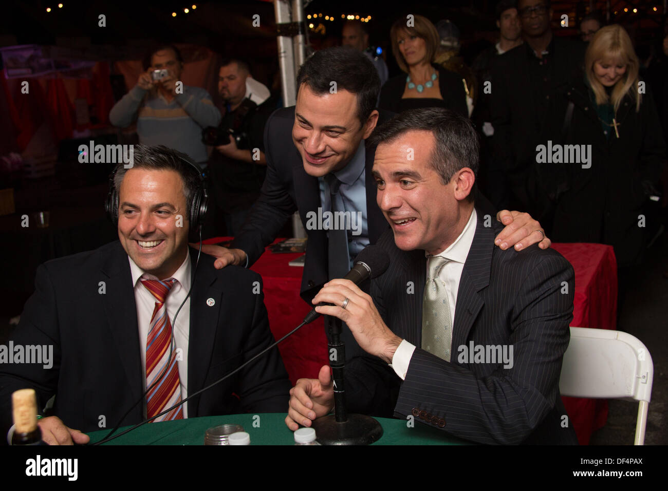 LA, CA, Stati Uniti d'America. Il 26 settembre, 2013. Late Night talk show televisivo host Jimmy Kimmel si unisce a Los Angeles Consigliere Joe Buscaino e Los Angeles Sindaco Eric Garcetti live su Peter Tilden mostra sulla KABC radio live al Prima Notte Gala per la festa di San Gennaro Festival italiano a Los Angeles, CA, Stati Uniti d'America il 26 settembre 2013 © Kayte Deioma/Alamy Live News Foto Stock