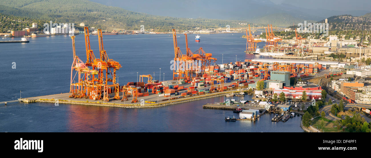 Porto di Vancouver BC Canada con navi gru e Container Panorama Foto Stock