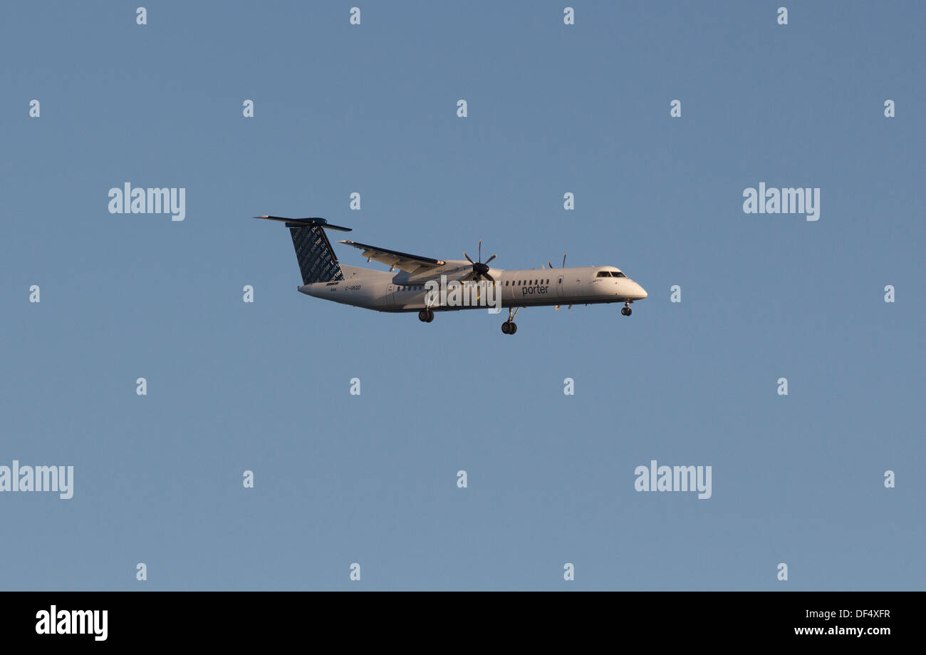 Porter Airlines Bombardier Q400 aeromobili in arrivo per un atterraggio a Billy Bishop Aeroporto su Toronto Islands. Foto Stock