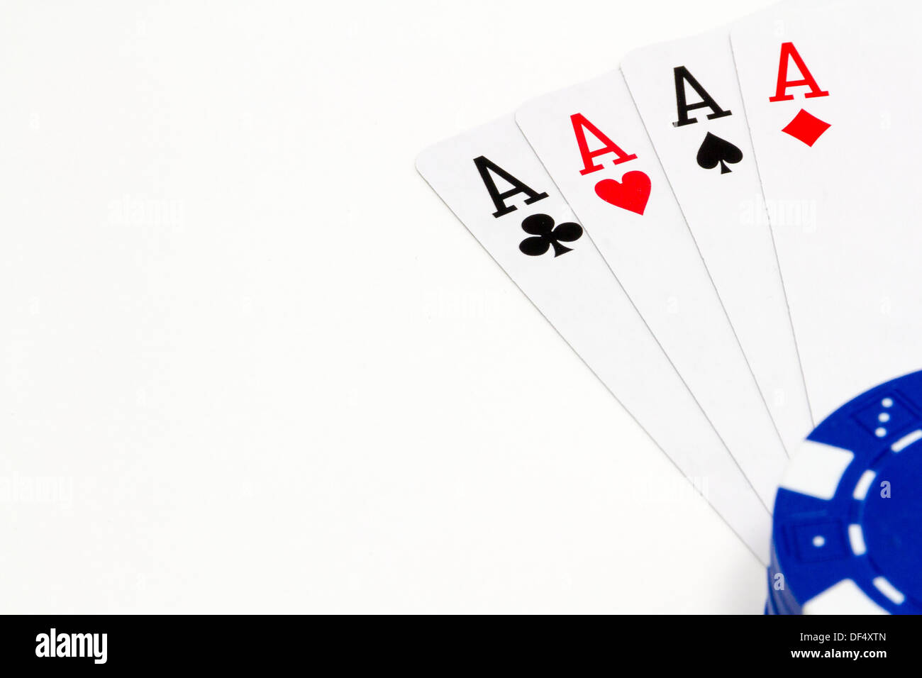 Poker chip e carte isolati su sfondo bianco Foto Stock
