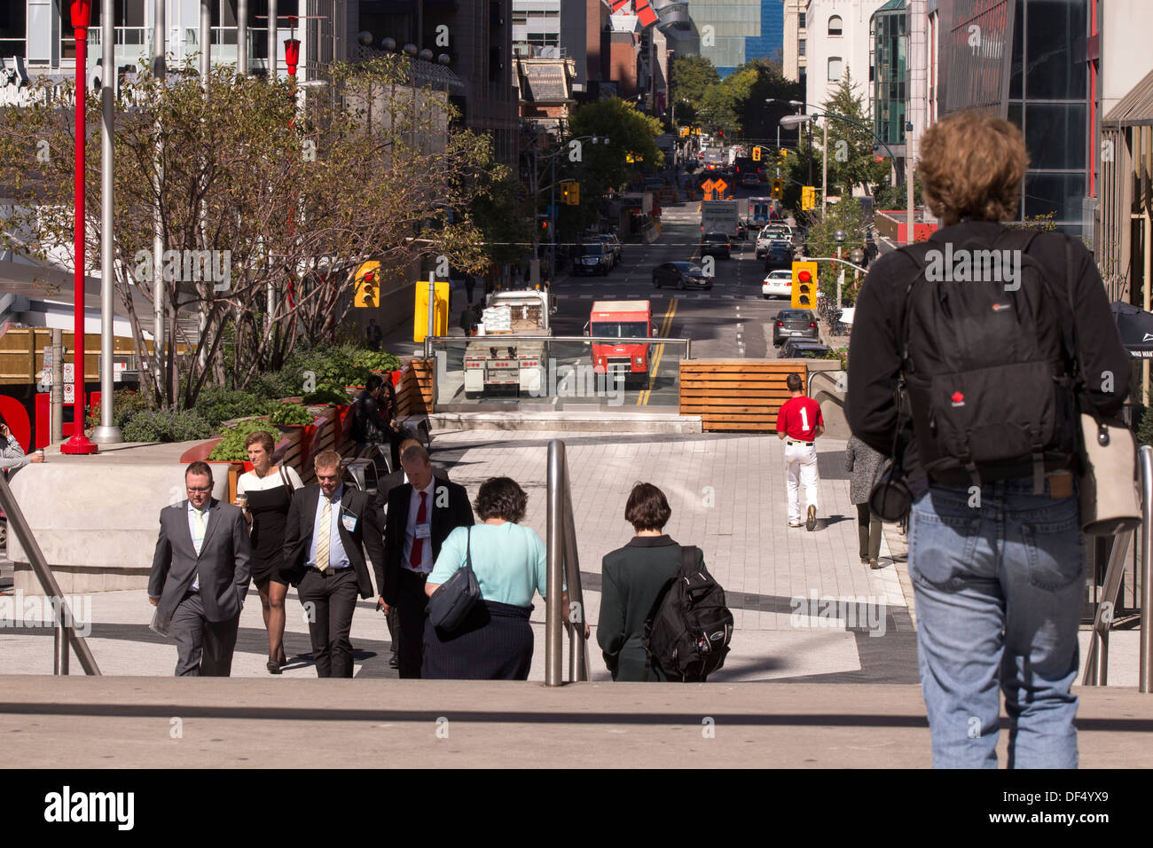 Persone di andare su e giù per le scale su Spadina Avenue tra la CN Tower e il Rogers Centre Foto Stock